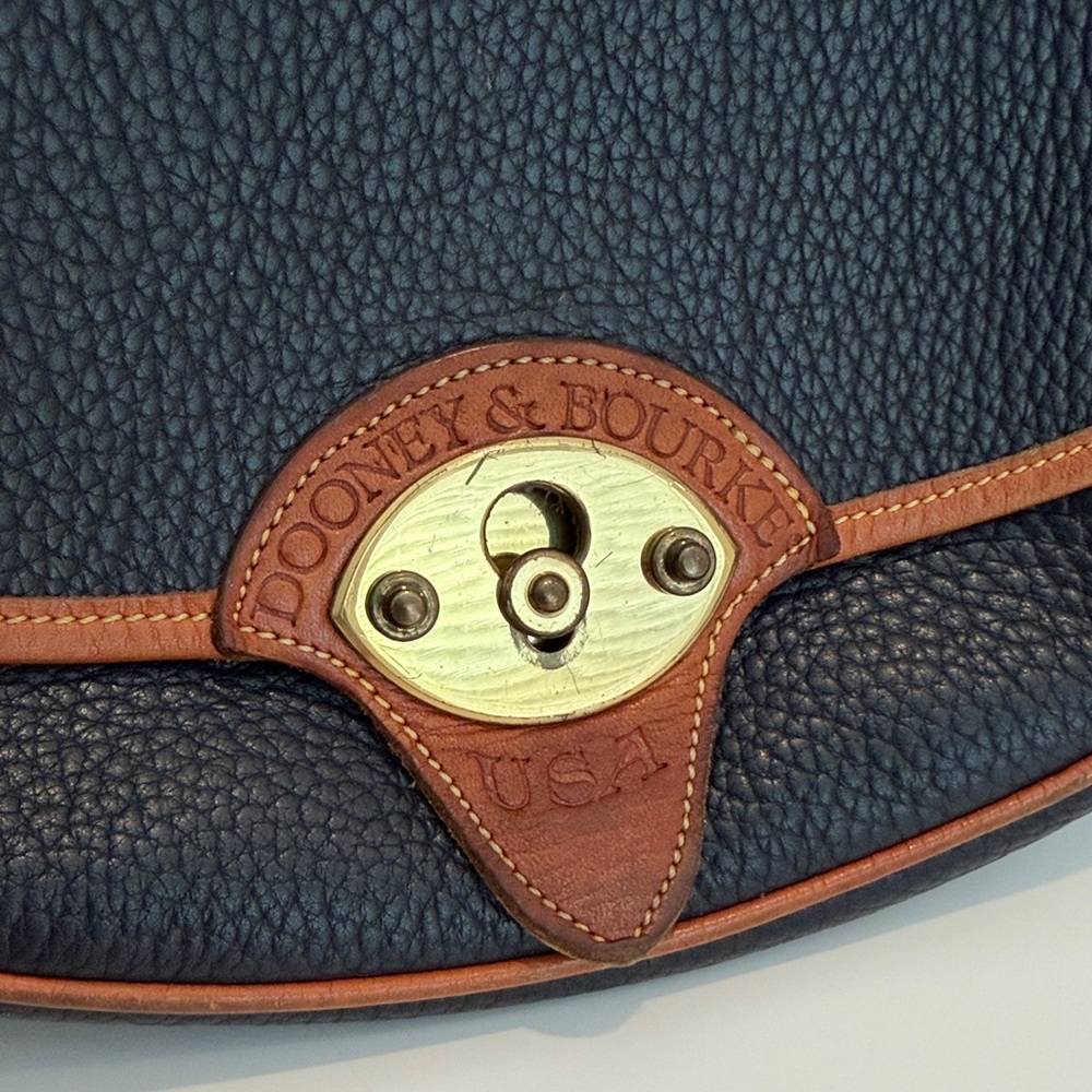 Vintage Dooney and Bourke Pebble Grain Navy All Weather Leather Crossbody Bag - Picture 2 of 9